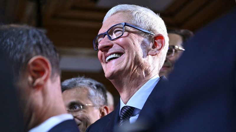 Apple arrasa: iPhone 17 genera ganancias récord y Tim Cook se ríe de su clon