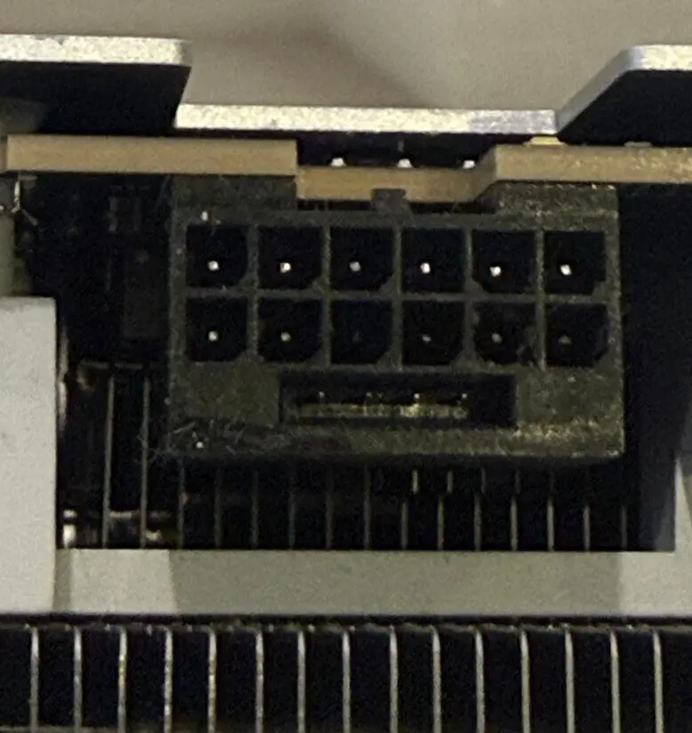 RTX 5090 funde conector pese a bajar potencia a 500W