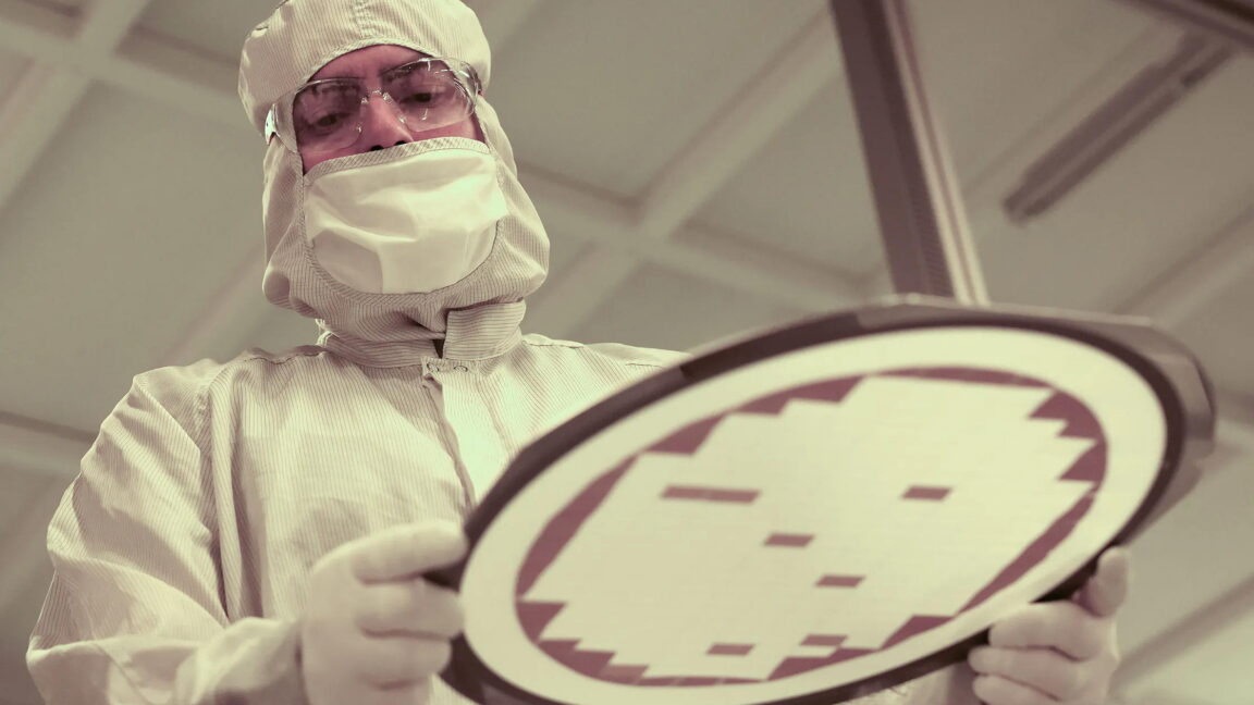 Intel aprieta en empaquetado de chips para IA: ¿el revés a TSMC?